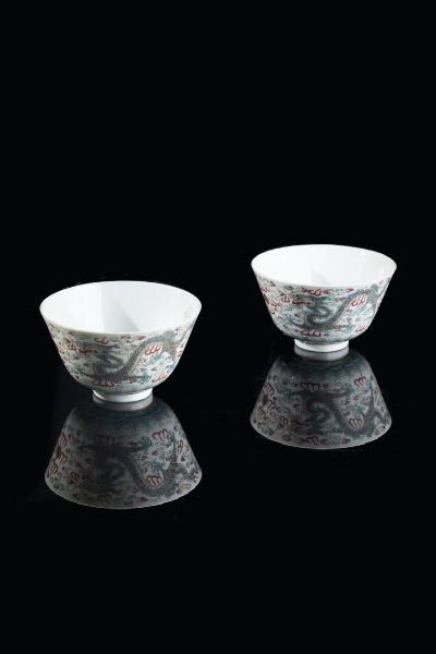 COPPIA DI TAZZINE : Coppia di tazzine dipinte con draghi tra le nuvole  Cina  dinastia Qing  XIX secolo. h cm 6 5x11  - Asta Arte Orientale - Associazione Nazionale - Case d'Asta italiane