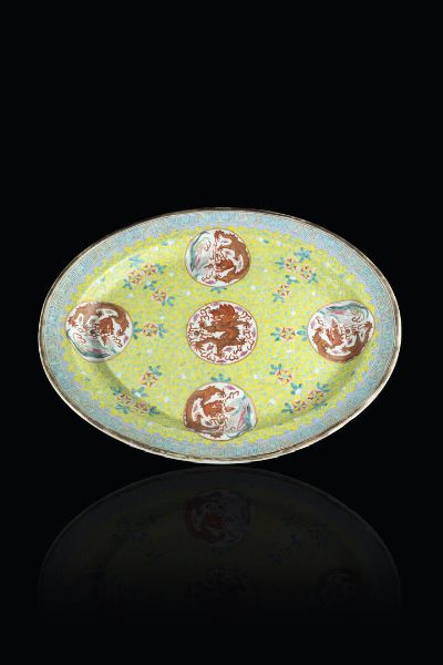 VASSOIO : Vassoio in porcellana su fondo giallo dipinto con draghi entro riserve  Cina  dinastia Qing  XX secolo. h cm 45x36  - Asta Arte Orientale - Associazione Nazionale - Case d'Asta italiane