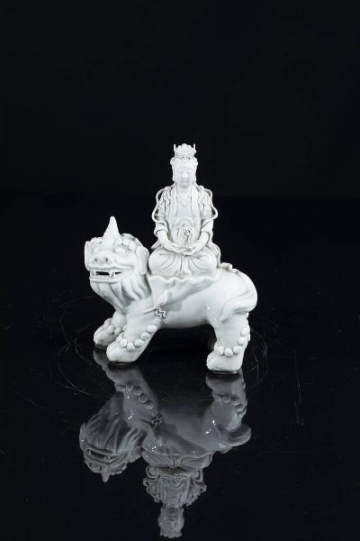 BLANC DE CHINE : Blanc de Chine rappresentante Guanyin su animale fantastico  Cina  dinastia Qing  XIX secolo. h cm 21 5x17  - Asta Arte Orientale - Associazione Nazionale - Case d'Asta italiane