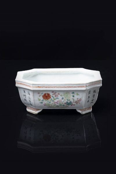 FIORIERA : Fioriera in porcella decorata con fiori e iscrizioni  Cina  XIX secolo. h cm 9x22x16 5  - Asta Arte Orientale - Associazione Nazionale - Case d'Asta italiane