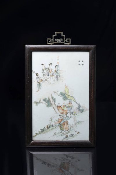 PLACCA IN PORCELLANA : Placca in porcellana dipinta con un guerriero e figure femminili  cornice in legno  Cina  XX secolo. h cm 38x25  - Asta Arte Orientale - Associazione Nazionale - Case d'Asta italiane
