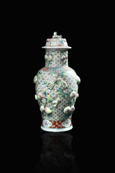 VASO CON TAPPO : Vaso con tappo Famiglia Verde con decoro melograni a rilievo  Cina  dinastia Qing  XIX secolo. h cm 45x2  - Asta Arte Orientale - Associazione Nazionale - Case d'Asta italiane