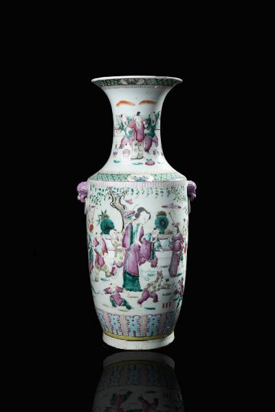 VASO IN PORCELLANA : Vaso in porcellana con decoro di bambini che giocano  Cina  dinastia Qing  XX secolo. h cm 61x27  - Asta Arte Orientale - Associazione Nazionale - Case d'Asta italiane