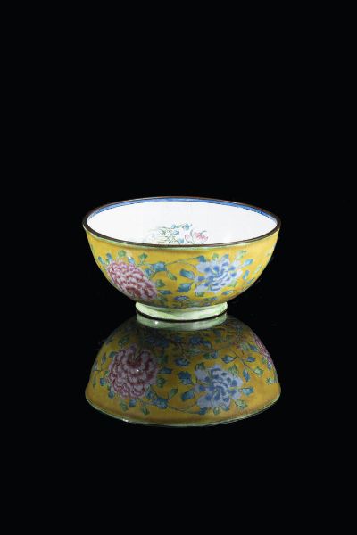 CIOTOLA : Ciotola in smalto dipinto con peonie  Cina  dinastia Qing  XX secolo. h cm 5 5x12  - Asta Arte Orientale - Associazione Nazionale - Case d'Asta italiane
