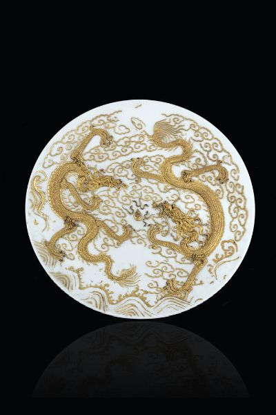 PIATTO : Piatto in porcellana dipinto con draghi tra le nuvole a rilievo oro  Cina  dinastia Qing  XX secolo. diam. cm 33 5  - Asta Arte Orientale - Associazione Nazionale - Case d'Asta italiane