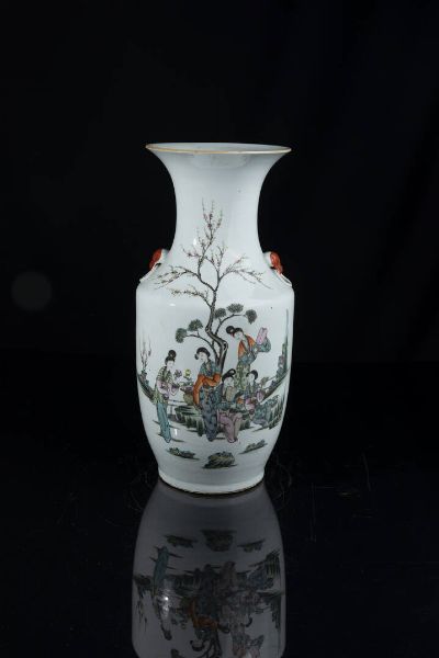 VASO : Vaso in porcellana dipinto con scene di vita quotidiana Cina  dinastia Qing  XX secolo. h cm 44x20  - Asta Arte Orientale - Associazione Nazionale - Case d'Asta italiane