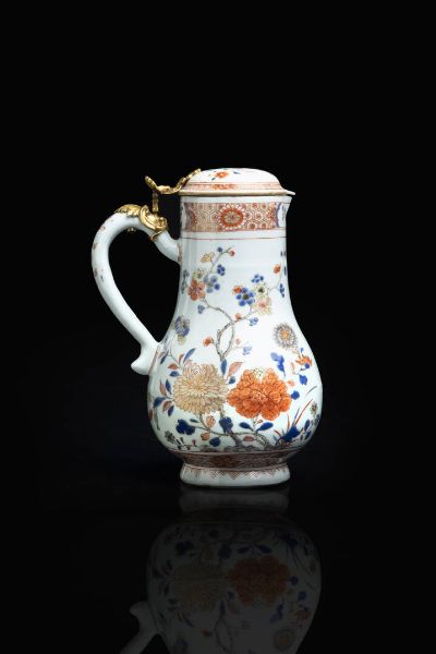 CAFFETTIERA : Caffettiera in porcellana con decoro Imari con inserti in bronzo dorato  Cina  dinastia Qing  XVIII secolo. h cm 23x14 5  - Asta Arte Orientale - Associazione Nazionale - Case d'Asta italiane