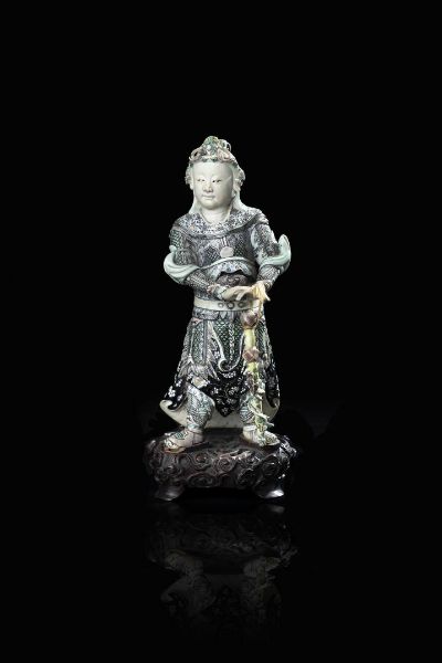 FIGURA DI GUANDI : Figura di Guandi in porcellana Famiglia Verde  Cina dinastia Qing  XIX secolo. h cm 27x11  - Asta Arte Orientale - Associazione Nazionale - Case d'Asta italiane