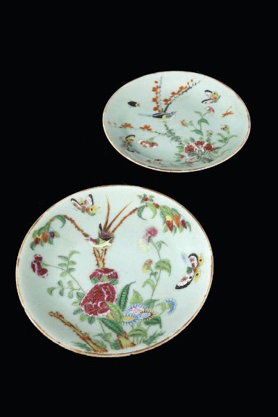 COPPIA DI PIATTINI : Coppia di piattini in porcellana color Celadon con decori floreali  Cina  dinastia Qing  XIX secolo. diam. cm 18 5  - Asta Arte Orientale - Associazione Nazionale - Case d'Asta italiane