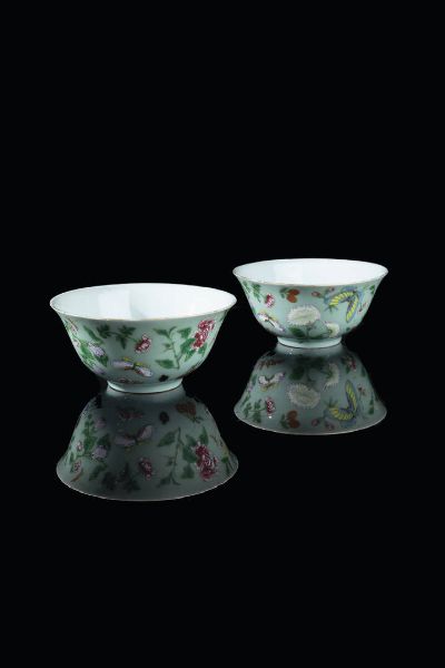 COPPIA DI CIOTOLE : Coppia di ciotole in porcellana color Celadon con decori floreali  Cina  dinastia Qing  XIX secolo. h cm 8x17  - Asta Arte Orientale - Associazione Nazionale - Case d'Asta italiane