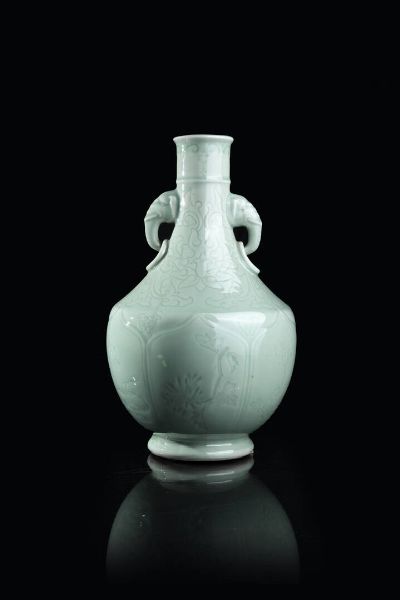 VASO IN PORCELLANA : Vaso in porcellana di color celadon con manici a forma elefante  Cina  dinastia Qing  XX secolo. h cm 38 5x23  - Asta Arte Orientale - Associazione Nazionale - Case d'Asta italiane