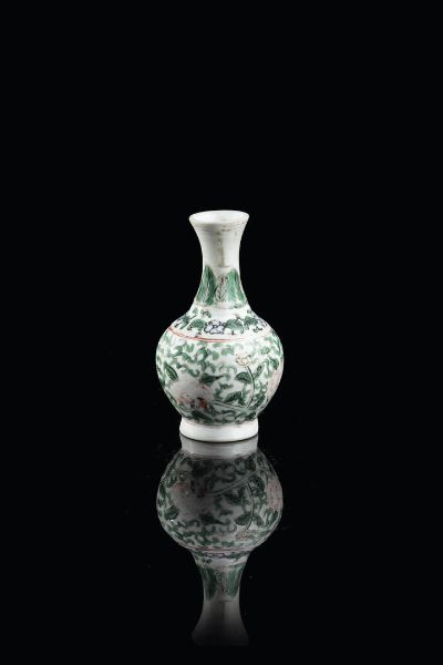 PICCOLO VASO : Piccolo vaso in porcellana con decori floreali  Cina  dinastia Qing  XIX secolo. h cm 10x6  - Asta Arte Orientale - Associazione Nazionale - Case d'Asta italiane