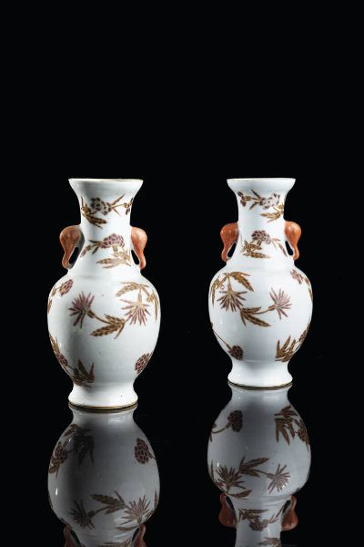 COPPIA DI VASI : Coppia di vasi in porcellana con decori floreali e manici a forma di elefante  Cina  dinastia Qing  XX secolo. h cm 20 5x10  - Asta Arte Orientale - Associazione Nazionale - Case d'Asta italiane