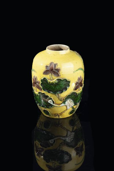 VASO IN PORCELLANA : Vaso in porcellana a sfondo giallo con decori a rilievo rappresntanti fiori di loto e gru  Cina  dinastia Qing  XX secolo. h cm 16 5x12  - Asta Arte Orientale - Associazione Nazionale - Case d'Asta italiane