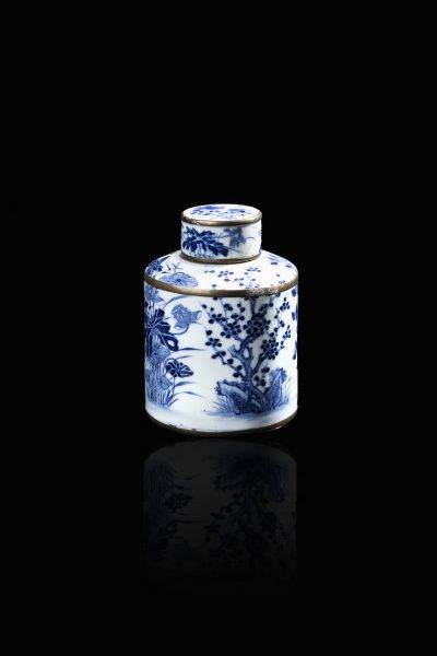 PORTA TE' : Porta t tondo in porcellana bianca e blu  Cina  dinastia Qing  XIX secolo. h cm 15x10 5  - Asta Arte Orientale - Associazione Nazionale - Case d'Asta italiane