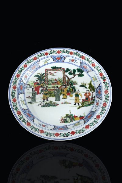 GRANDE PIATTO : Grande piatto in porcellana Famiglia Verde  Cina  XX secolo. diam. cm 44  - Asta Arte Orientale - Associazione Nazionale - Case d'Asta italiane