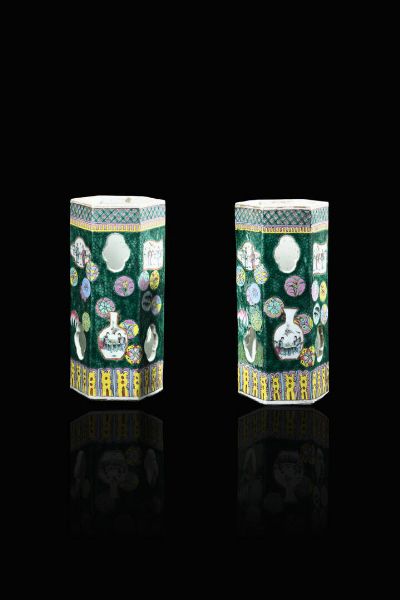 COPPIA DI PORTA CAPPELLI : Coppia di porta cappelli in porcellana policroma su fondo verde  Cina  XX secolo. h cm 27 5x11 5x11 5  - Asta Arte Orientale - Associazione Nazionale - Case d'Asta italiane