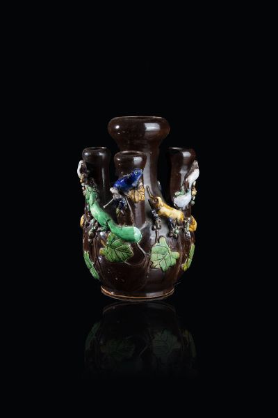 TULIPANIERE : Tulipaniere in porcellana con decori di animali e foglie a rilievo  Cina  dinastia Qing  XIX secolo. h cm 22x15  - Asta Arte Orientale - Associazione Nazionale - Case d'Asta italiane