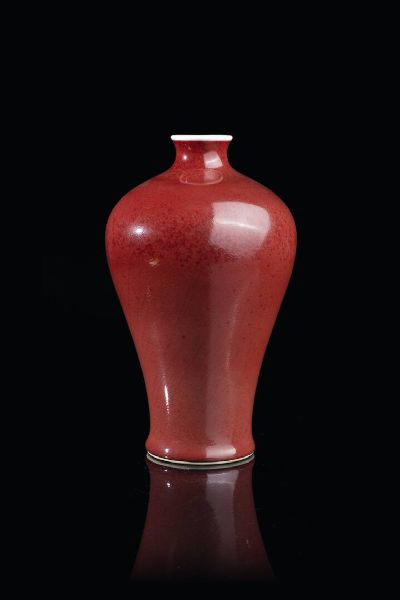 VASO MEIPING : Vaso Meiping in porcellana sangue di bue marco apocrifo Qianlong  Cina  dinastia Qing  XIX secolo. h cm 24x14  - Asta Arte Orientale - Associazione Nazionale - Case d'Asta italiane