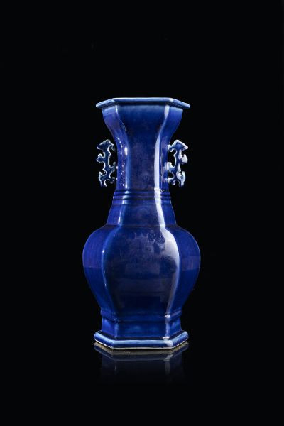 VASO : Vaso in porcellana blu cobalto con manici  Cina  dinastia Qing  XVIII secolo. h cm 42x20  - Asta Arte Orientale - Associazione Nazionale - Case d'Asta italiane