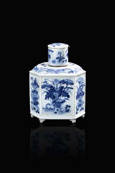 PORTA TE' : Porta t esagonale in porcellana binca e blu  Cina  dinastia Qing  XIX secolo. h cm 19x14 9  - Asta Arte Orientale - Associazione Nazionale - Case d'Asta italiane