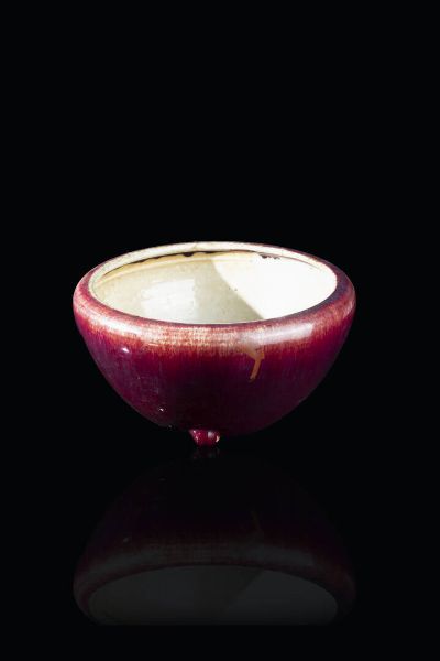 CIOTOLA : Ciotola in porcellana sangue di bue  Cina  dinastia Qing  XIX secolo. h cm 14x26  - Asta Arte Orientale - Associazione Nazionale - Case d'Asta italiane