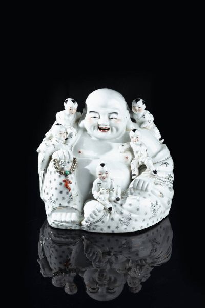 BUDDHA : Buddha in porcellana con bambini  Cina  Repubblica  XX secolo. h cm 29x32  - Asta Arte Orientale - Associazione Nazionale - Case d'Asta italiane