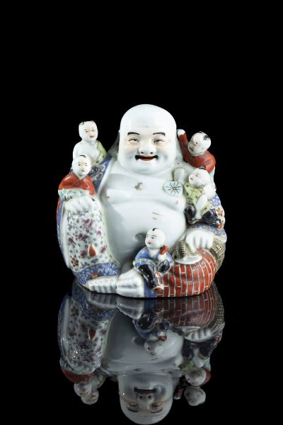 BUDAI : Budai in porcellana policroma con bambini  Cina  Repubblica  XX secolo. h cm 19x20  - Asta Arte Orientale - Associazione Nazionale - Case d'Asta italiane