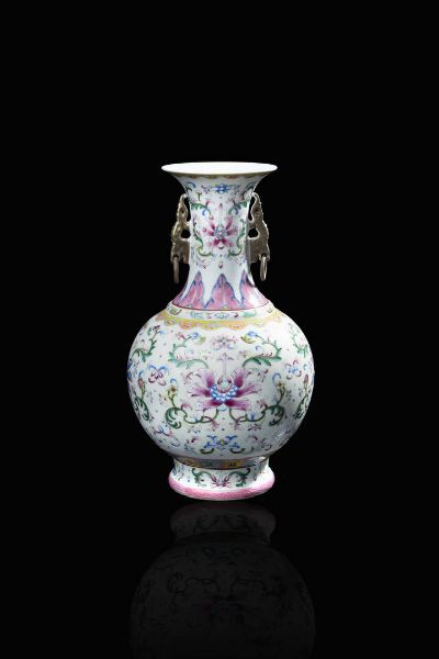 VASO IN PORCELLANA : Vaso in porcellana Famiglia Rosa con decoro floreale con anse  marca apocrifa Qianlong  Cina  XX secolo. h cm 32  - Asta Arte Orientale - Associazione Nazionale - Case d'Asta italiane