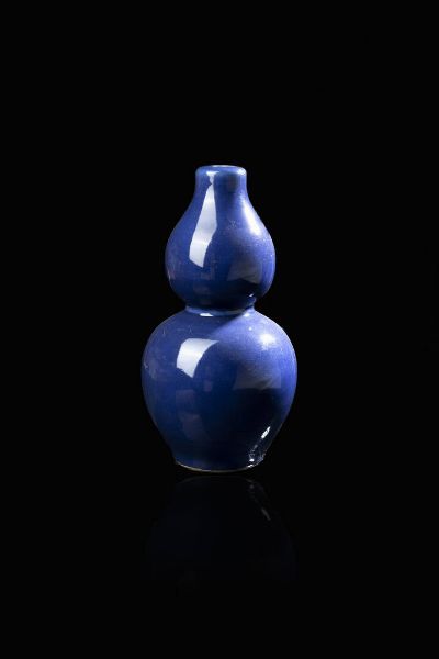 VASO A DOPPIA ZUCCA : Vaso a doppia zucca in porcellana monocroma blu notte  Cina  dinastia Qing  XIX secolo. h cm 38x20  - Asta Arte Orientale - Associazione Nazionale - Case d'Asta italiane