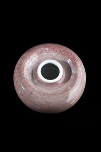 PICCOLO VASO - Piccolo vaso in porcellana sui toni del rosso  Cina  dianstia Qing  Epoca Kangxi (1662-1722). h cm 7x10 5