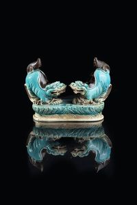 COPPIA DI CANI DI PHO - Coppia di cani di Pho  in porcellana marrone e turchese  Cina  dinastia Qing  XIX secolo h cm 10 5x16