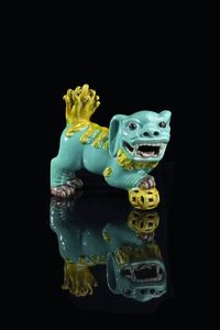 CANE DI PHO - Cane di Pho in porcellana policroma  Cina  dinastia Qing  XIX secolo h cm 17x20