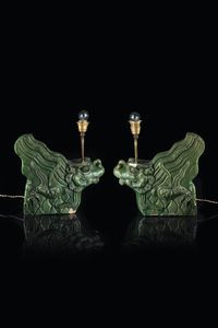 COPPIA DI TEGOLE - Coppia di tegole in ceramicia smaltata rappresentante draghi  Cina  dinastia Ming  XVII secolo. h cm 36x39