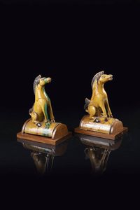COPPIA DI TEGOLE - Tegole raffiguranti cavalli in gres invetriato color giallo ocra e toni policromi  Cina  dinastia Ming (1368-1644).  [..]