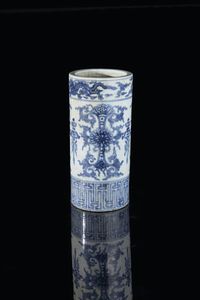 PORTA CAPPELLI - Portacappelli in porcellana bianca e blu  Cina  dinastia Qing  XX secolo. h cm 29x13 5
