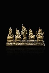 GRUPPO DI STATUE DORATE - Gruppo in bronzo di cinque piccole divint dorate  Nepal  XVIII secolo. h cm 17 5x31x7
