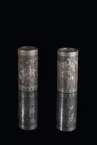 COPPIA DI VASI - Coppia di vasi cilindrici in ferro intarsiata in argento marchio apogrifo Qianlong  Cina  dinastia Qing  XIX secolo.  [..]