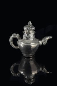 GRANDE TEIERA IN ARGENTO - Grande teiera in argento sbalzato  Tibet  XIX secolo. h cm 26x31
