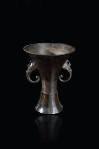 VASO A TROMBA IN BRONZO - Vaso a tromba in bronzo brunito con manici zoomorfi  Cina  dinastia Ming  XVI secolo. h cm 22x17 5