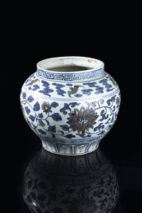 VASO IN PORCELLANA - Vaso in porcellana bianca e blu con decori di peonie e uccelli  Cina  XX secolo. h cm 22 5x17 5