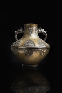GRANDE VASO IN BRONZO - Grande vaso in bronzo di forma arcaica con anse zoomorfe  Cina  dinastia Qing  XVIII secolo. h cm 45x43