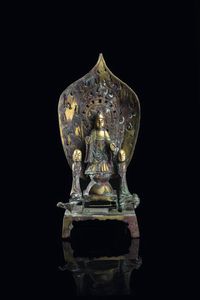 BUDDHA - Figura di Buddha in bronzo dorato con aureola  Cina dinastia Qing  XIX secolo. h cm 27x13