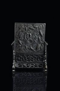 PLACCA - Placca in bronzo raffigurante pesci su base  Cina  dinastia Qing  XIX secolo. h cm 23 5x18 5