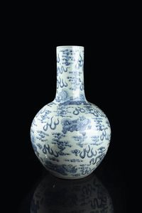 GRANDE VASO - Grande vaso a pallone in porcellana bianca e blu con decori di draghi fra le numevole  Cina  dinastia Qing  XIX  [..]