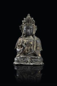 BUDDHA - Figura di Buddha in bronzo brunito con segni di doratura  Cina  dinastia Ming  XVII secolo. h cm 20x12 5