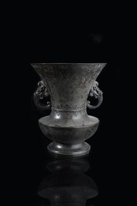 VASO - Vaso in bronzo con manici zoomorfi  Cina  dinastia Ming  XVII secolo. h cm 34 5x29