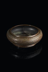 CENSER - Censer in bronzo con decori floreali  Cina  dinastia Qing  XVIII secolo. h cm 10 5x30