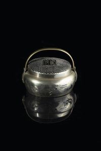 SCALDA MANI - Scalda mani in bronzo argentato  Cina  dinastia Qing  XX secolo. h cm 7x15