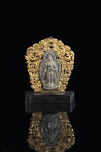 SCULTURA - Scultura in Repouset dorato e Guaniny in argento  Cina  dinastia Qing  XIX secolo. h cm 17x15